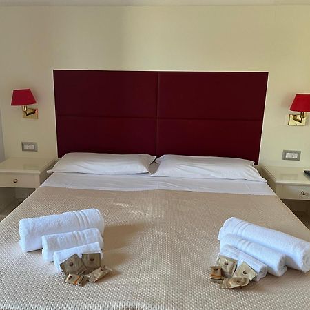 Tc Hotel Lido dei Pini Buitenkant foto