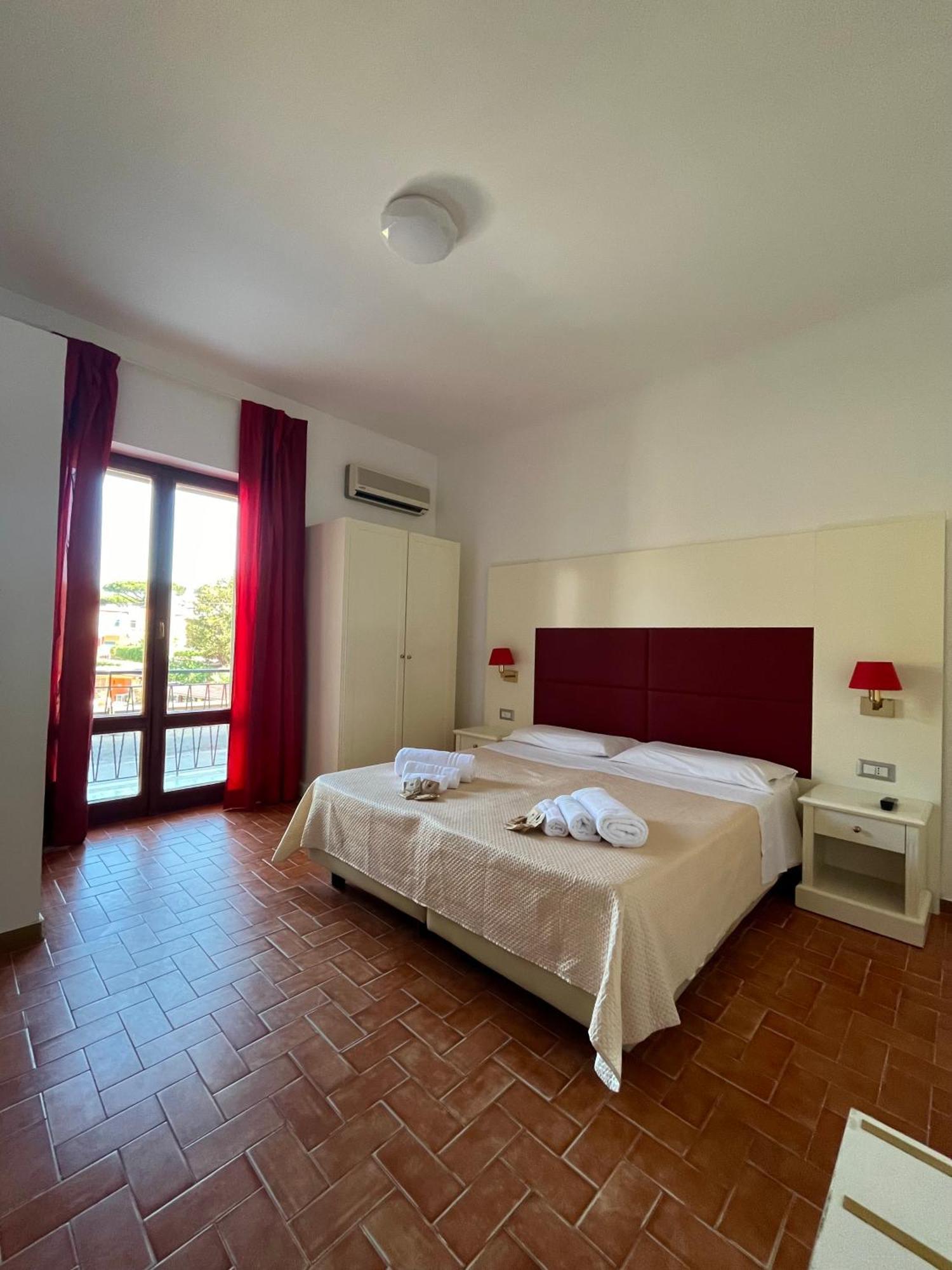 Tc Hotel Lido dei Pini Buitenkant foto